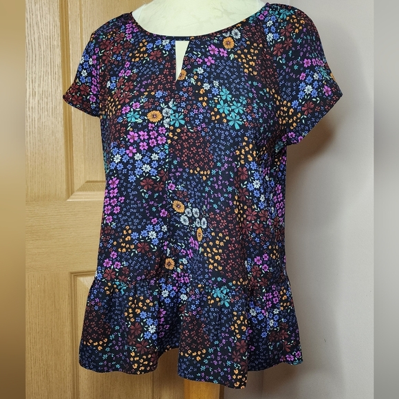 A.N.A (a new approach) Ruffle Hem Short Sleeve Floral Blouse - Picture 11 of 12